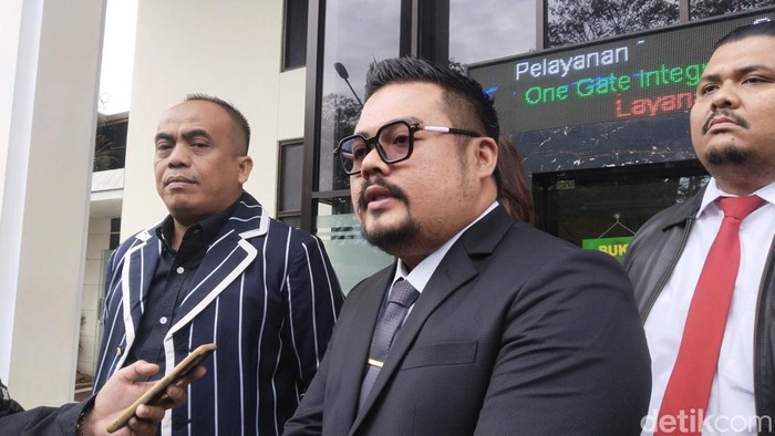 Pengacara Lisa Mariana, Markus Nababan. Lisa hari ini tak datang di sidang gugatan karena sibuk dengan pekerjaan.