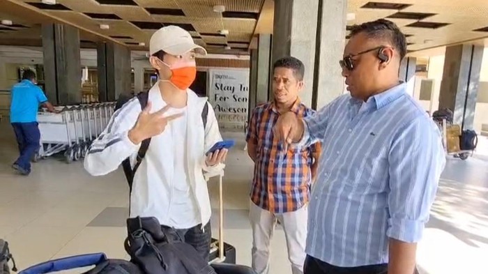 Zha Riu Long, WN China saat tiba di bandara El Tari Kupang, NTT Kamis (19/6/2025). (istimewa).