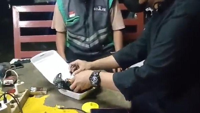 Penyidik Satnarkoba Polres Metro Jakbar memeriksa paket berisi sabu yang sebelumnya hendak diantar tanpa sadar oleh driver ojol beberapa waktu lalu (ANTARA/Dok Pribadi)