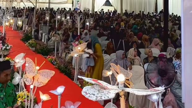 Beredar video viral di media sosial, suasana pernikahan pasangan anak kepala desa yang mengundang 10 ribu tamu undangan di Jawa Timur.