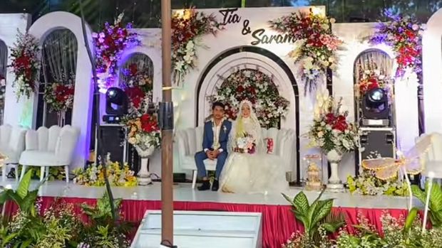 Beredar video viral di media sosial, suasana pernikahan pasangan anak kepala desa yang mengundang 10 ribu tamu undangan di Jawa Timur.