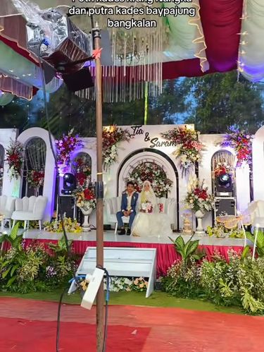 Beredar video viral di media sosial, suasana pernikahan pasangan anak kepala desa yang mengundang 10 ribu tamu undangan di Jawa Timur.