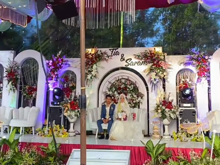 Pernikahan Pasangan Anak Kepala Desa Dihadiri 10 Ribu Tamu Undangan Beredar video viral di media sosial, suasana pernikahan pasangan anak kepala desa yang mengundang 10 ribu tamu undangan di Jawa Timur.