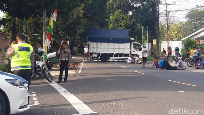Peserta aksi sopir truk blokade Jalan Perintis Kemerdekaan di Simpang Empat Sudirman, jalur lingkar selatan Boyolali, Kamis (19/6/2025) sore.