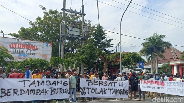 Petani demo di depan DPRD Blitar