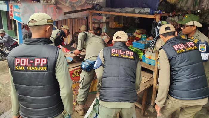 Petugas bongkar kios ilegal di Pasar Gekbrong Cianjur.