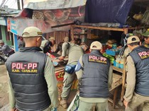 Picu Macet di Jalan Cianjur-Sukabumi, Kios di Pasar Gekbrong Dibongkar