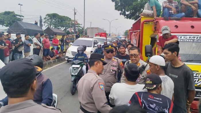 Polda Jateng dan Polrestabes Semarang saat melakukan pengamanan aksi unjuk rasa para sopir truk menolak kebijakan Zero ODOL di Jalan Majapahit, Kota Semarang, Kamis (19/6/2025).