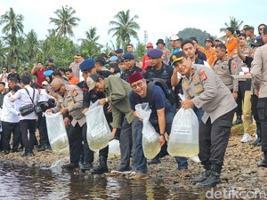 HUT Bhayangkara, Polda Riau Tanam 79 Pohon-Lepas 7.900 Ikan Lomak di Kampar