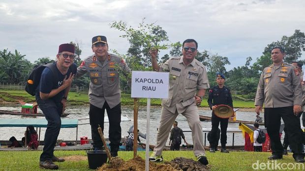Polda Riau melakukan penanaman 79 pohon dan melepaskan 7.900 ekor bibit ikan lomak di Kampar, Riau, pada Rabu (18/6/2025).