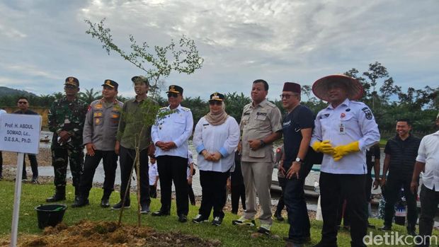 Polda Riau melakukan penanaman 79 pohon dan melepaskan 7.900 ekor bibit ikan lomak di Kampar, Riau, pada Rabu (18/6/2025).