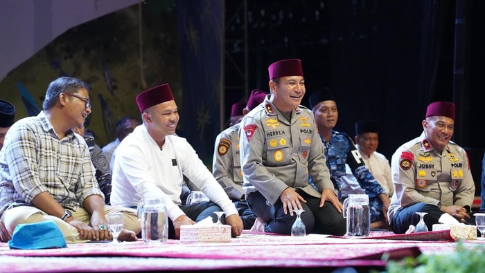 Polda Riau menggelar Bakti Religi dan Peduli Lingkungan dalam rangka menyambut HUT Bhayangkara ke-79. Kegiatan ini digelar di Tanjung Belit, Kampar, pada Rabu (18/6/2025).