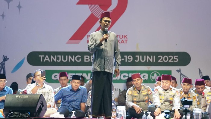 Polda Riau menggelar Bakti Religi dan Peduli Lingkungan dalam rangka menyambut HUT Bhayangkara ke-79. Kegiatan ini digelar di Tanjung Belit, Kampar, pada Rabu (18/6/2025).