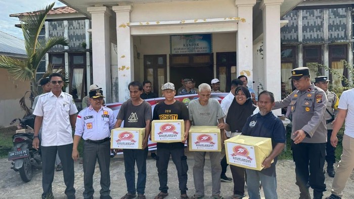 Polisi membagikan sembako sambil kampanye anti-narkoba