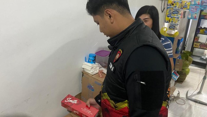 Polisi menemukan miras dan rokok ilegal toko kelontong yang digerebek di Benjeng, Gresik.