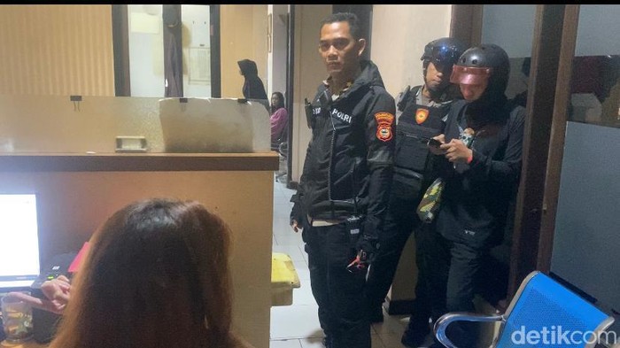 Polisi mengambil keterangan mahasiswi diduga dianiaya pacar di kafe Makassar.