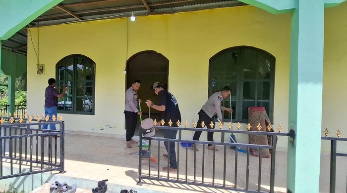 Polres Dumai melakukan aksi bersih-bersih tempat ibadah menyambut HUT Bhayangkara ke-79.