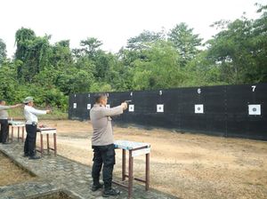 Tim Raga Polres Inhu Dilatih Menembak Jelang Kapolda Cup HUT Bhayangkara