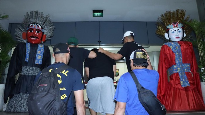 Polres Metro Jakarta Barat menangkap AS (42), kurir narkoba yang membawa 6,2 kilogram sabu.