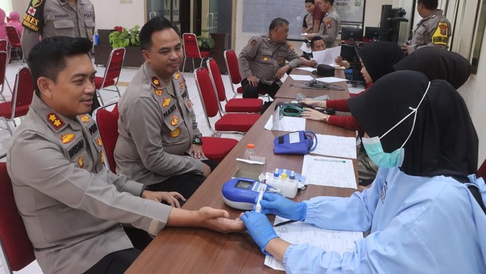 Acara gelar donor darah Polres Probolinggo untuk sambut Hari Bhayangkara ke-79