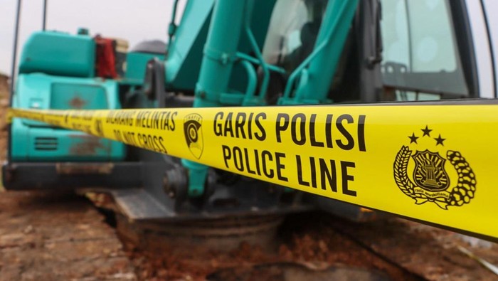 Polresta Cirebon pasang garis polisi di lokasi tambang ilegal di Beber.