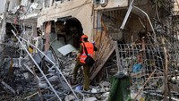 Seorang petugas penyelamat bekerja di lokasi terdampak rudal Iran di Ramat Gan, Israel, Kamis (19/6/2025). REUTERS/Ammar Awad