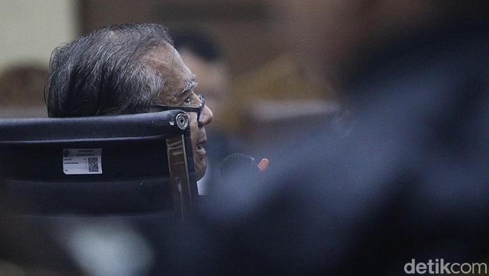 Terdakwa kasus dugaan perintangan penyidikan kasus korupsi Harun Masiku dan pemberian suap, Hasto Kristiyanto (kedua kanan) menjalani sidang lanjutan di Pengadilan Tipikor, Jakarta, Kamis (19/6/2025). Persidangan beragenda mendengarkan keterangan saksi ahli eks hakim Mahkamah Konstitusi Maruarar Siahaan yang dihadirkan oleh tim hukum terdakwa Hasto Kristiyanto.