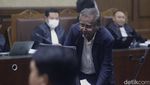 Potret Eks Hakim MK Jadi Saksi Meringankan di Sidang Hasto