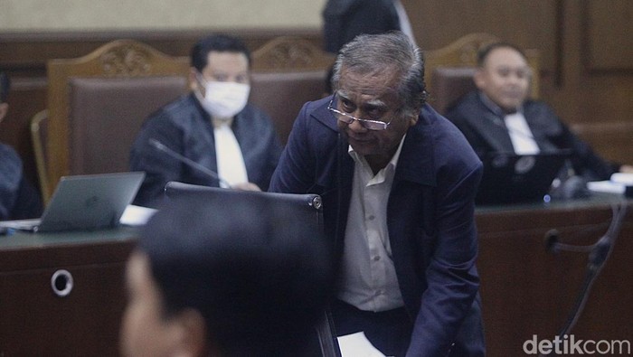 Terdakwa kasus dugaan perintangan penyidikan kasus korupsi Harun Masiku dan pemberian suap, Hasto Kristiyanto (kedua kanan) menjalani sidang lanjutan di Pengadilan Tipikor, Jakarta, Kamis (19/6/2025). Persidangan beragenda mendengarkan keterangan saksi ahli eks hakim Mahkamah Konstitusi Maruarar Siahaan yang dihadirkan oleh tim hukum terdakwa Hasto Kristiyanto.