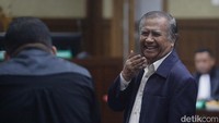 Maruarar tampak tersenyum usai persidangan. Hasto disebut memerintahkan Harun Masiku merendam handphone agar tak terlacak KPK saat operasi tangkap tangan (OTT) pada 8 Januari 2020. Hasto juga disebut memerintahkan Harun Masiku standby di kantor DPP PDIP agar tak terlacak KPK.