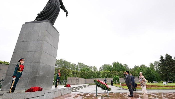 Prabowo berkunjung ke Piskarovskoye Memorial Cemetery, St. Petersburg di sela kunjungan resminya di Federasi Rusia.