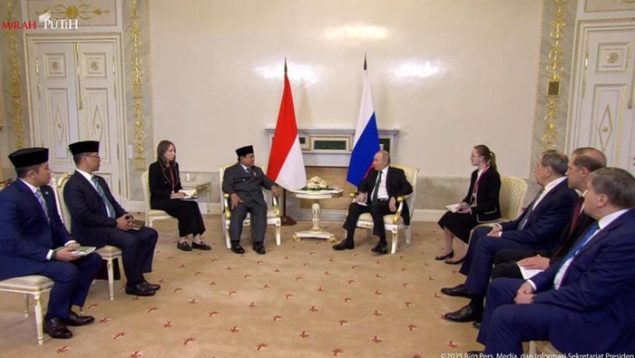 Prabowo bertemu Putin di Istana Constantine, Rusia,