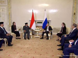 Momen Hangat Pertemuan Putin dan Prabowo di Istana Constantine Rusia