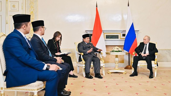 Prabowo bertemu Putin di Istana Constantine, Rusia.