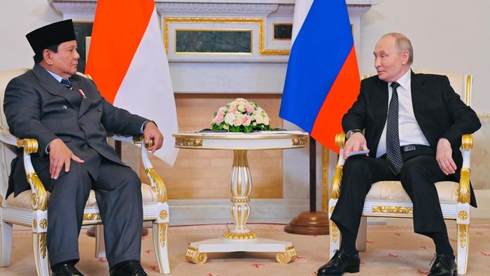 Prabowo bertemu Putin di Istana Constantine, Rusia. Prabowo bertemu Putin di Istana Constantine, Rusia.
