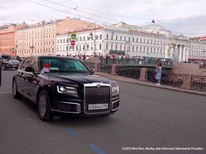 Limosin Mewah Buatan Rusia Jemput Prabowo Setibanya di St.Petersburg