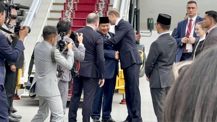 Presiden Prabowo Subianto tiba di Bandar Udara Internasional Pulkovo, St Petersburg, Rusia, Rabu (18/6/2025). (ANTARA/Genta Tenri Mawangi)