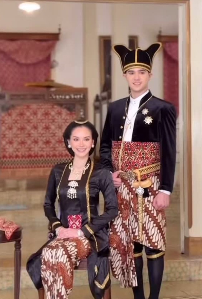 Foto-foto prewedding Al Ghazali dan Alyssa Daguise dalam adat Jawa akhirnya dirilis ke publik. Diunggah oleh akun Instagram @thebridedept dalam bentuk video singkat, kedua pasutri baru itu tampil serasi berbalut busana adat. Foto: Instagram/@thebridedept