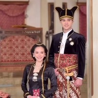 Foto-foto prewedding Al Ghazali dan Alyssa Daguise dalam adat Jawa akhirnya dirilis ke publik. Diunggah oleh akun Instagram @thebridedept dalam bentuk video singkat, kedua pasutri baru itu tampil serasi berbalut busana adat. Foto: Instagram/@thebridedept