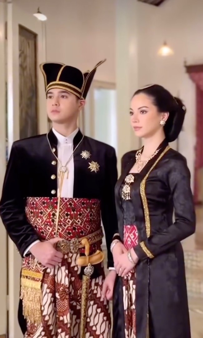 Di look pertama Al Ghazali dan Alyssa kompak kenakan busana adat Jawa berwarna hitam. Pasangan tersebut terlihat anggun dan elegan. Foto: Instagram/@thebridedept