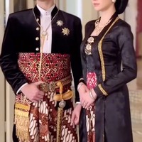 Di look pertama Al Ghazali dan Alyssa kompak kenakan busana adat Jawa berwarna hitam. Pasangan tersebut terlihat anggun dan elegan. Foto: Instagram/@thebridedept