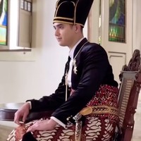Al mengenakan beskap hitam berkancing emas. Beskap tersebut dihiasi dengan bros emas berbentuk seperti bintang di dada kiri. Penampilannya itu kemudian dilengkapi dengan kain batik motif parang sebagai bawahannya, serta blangkon model kuluk kanigara berwarna hitam dan garis emas. Foto: Instagram/@thebridedept