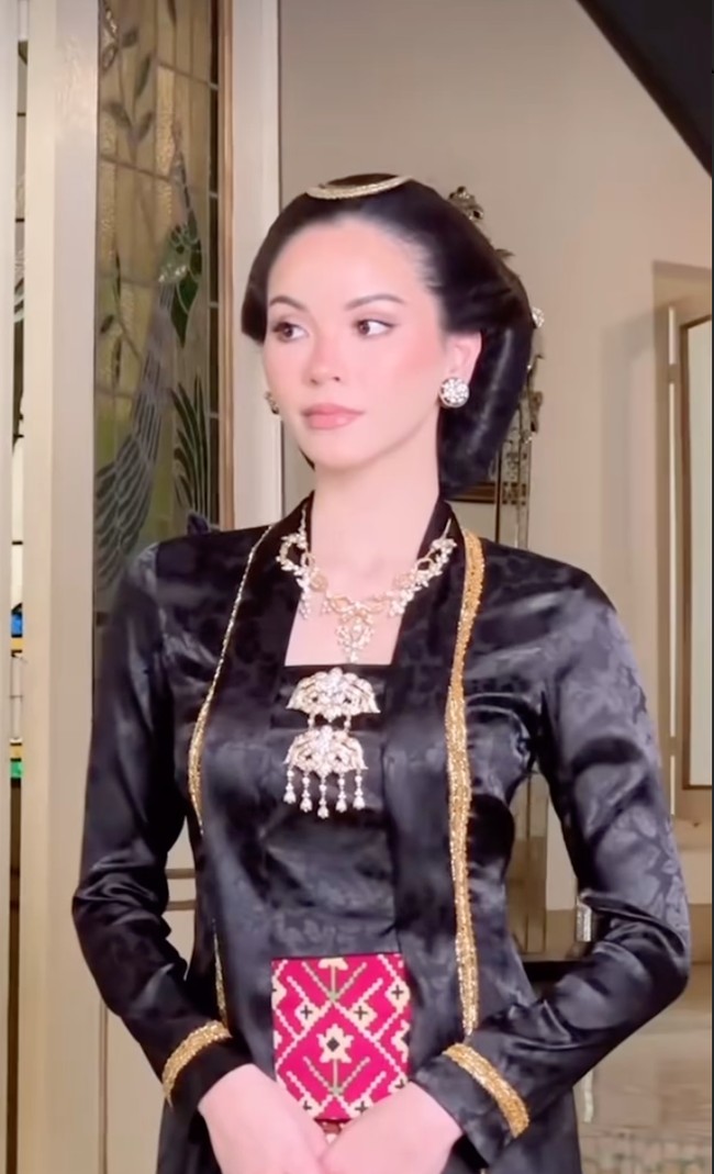Sementara Alyssa tampil anggun dalam balutan kebaya model kutubaru hitam dengan aksen emas pada bagan tepi kerah dan pergelangan tangan. Penampilannya makin terlihat elegan dengan rambut tersanggul. Foto: Instagram/@thebridedept