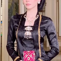 Sementara Alyssa tampil anggun dalam balutan kebaya model kutubaru hitam dengan aksen emas pada bagan tepi kerah dan pergelangan tangan. Penampilannya makin terlihat elegan dengan rambut tersanggul. Foto: Instagram/@thebridedept