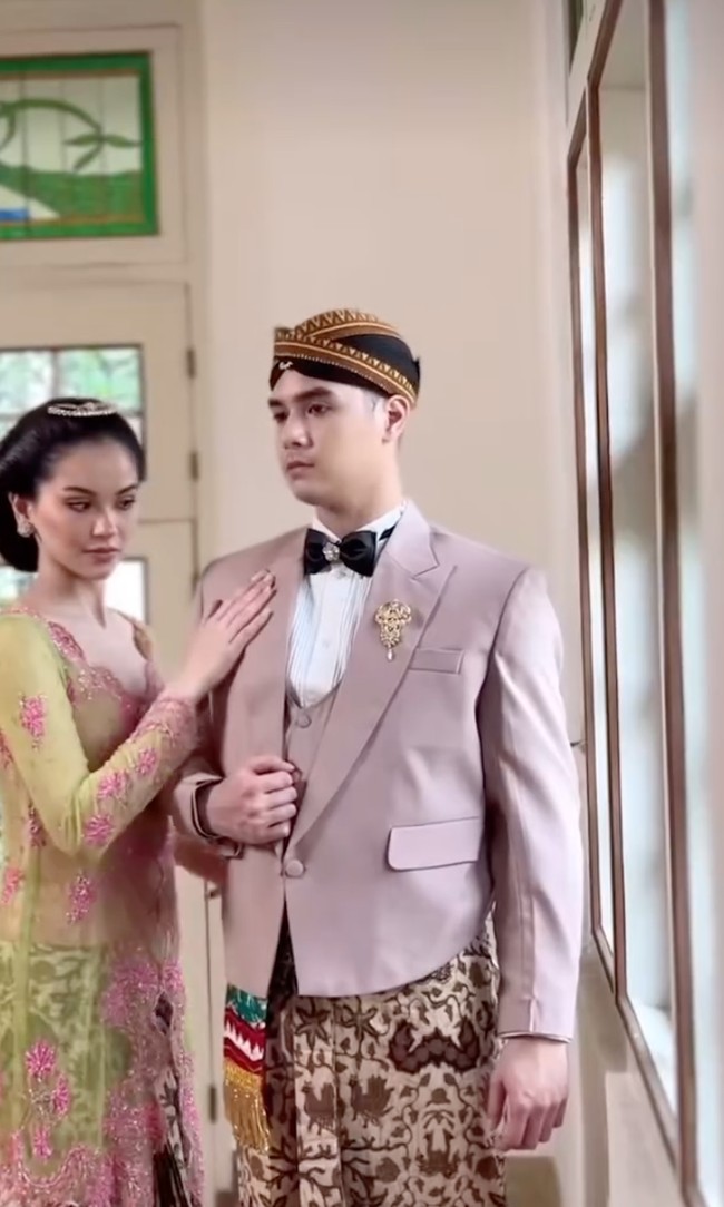Alyssa terlihat mengenakan kebaya modern berbahan tulle warna hijau. Kebaya tersebut memiliki detail bordir berbentuk bunga warna pink.  Foto: Instagram/@thebridedept