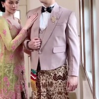 Alyssa terlihat mengenakan kebaya modern berbahan tulle warna hijau. Kebaya tersebut memiliki detail bordir berbentuk bunga warna pink.  Foto: Instagram/@thebridedept