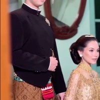 Tak kalah elegan dari look sebelumnya, di look ketiga Al dan Alyssa kembali tampil memukau. Al mengenakan beskap hitam dipadukan dengan kain lilit batik berwarna coklat. Penampilannya lengkap dengan blangkon yang menutup kepalanya. Foto: Instagram/@thebridedept