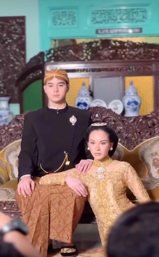 Alyssa tampil dengan kebaya warna emas yang memiliki potongan leher tinggi. Mempermanis tampilannya, Alyssa mengenakan bros senada pada bagian tengah dadanya. Ditambah dengan sepasang giwang dan mahkota kecil, Alyssa tampil bak putri. Foto: Instagram/@thebridedept