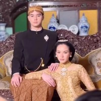 Alyssa tampil dengan kebaya warna emas yang memiliki potongan leher tinggi. Mempermanis tampilannya, Alyssa mengenakan bros senada pada bagian tengah dadanya. Ditambah dengan sepasang giwang dan mahkota kecil, Alyssa tampil bak putri. Foto: Instagram/@thebridedept