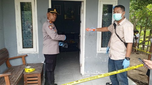 Polisi saat melakukan olah TKP terhadap seorang pria asal Kayangan, Lombok Utara yang ditemukan gantung diri di rumahnya, Kamis (19/6/2025). (Foto: istimewa).
